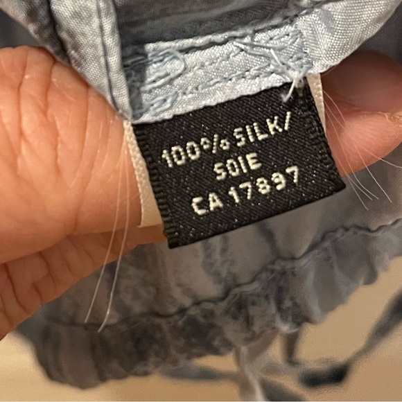 Banana Republic – 100% Silk Ruffled Sleeveless Top size M petite - Picture 3 of 8